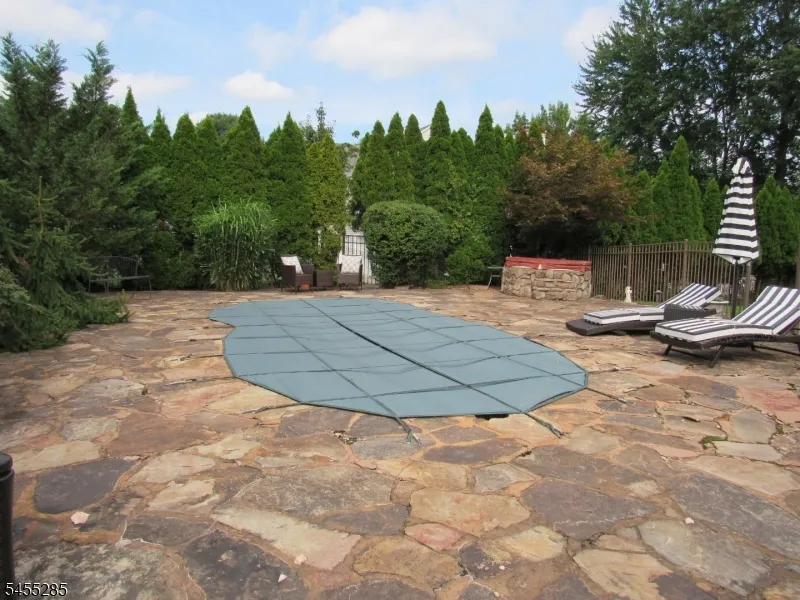 5 Pilgrim Ct Cedar Grove, NJ 07009