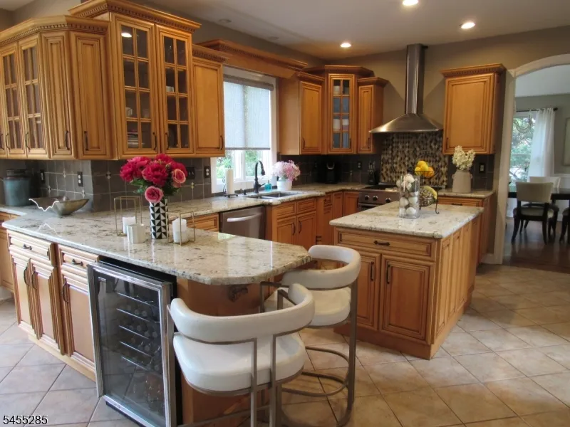 5 Pilgrim Ct Cedar Grove, NJ 07009