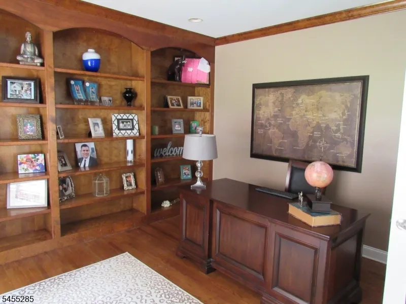 5 Pilgrim Ct Cedar Grove, NJ 07009
