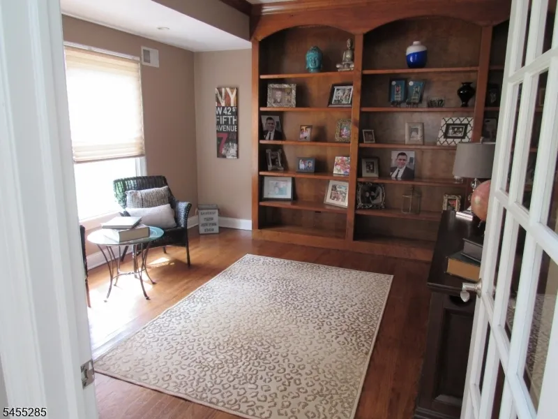 5 Pilgrim Ct Cedar Grove, NJ 07009
