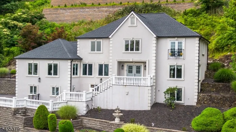 207 Eileen Dr Cedar Grove, NJ 07009
