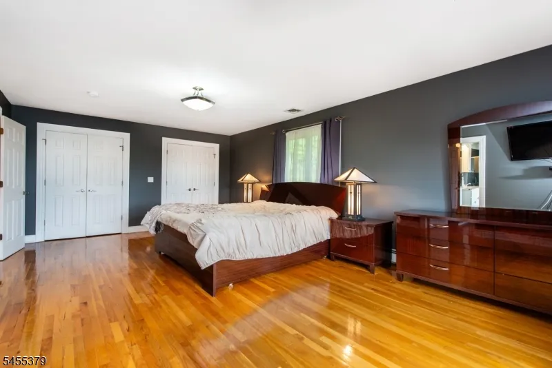 207 Eileen Dr Cedar Grove, NJ 07009