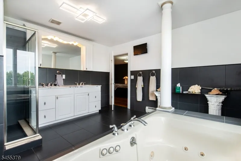 207 Eileen Dr Cedar Grove, NJ 07009