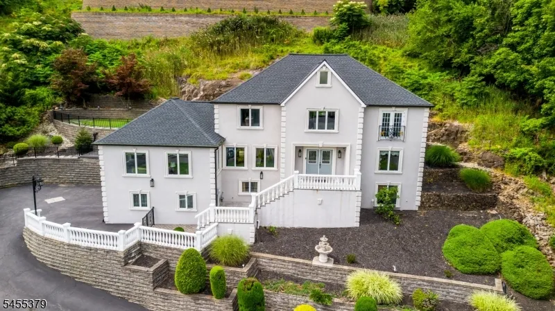 207 Eileen Dr Cedar Grove, NJ 07009
