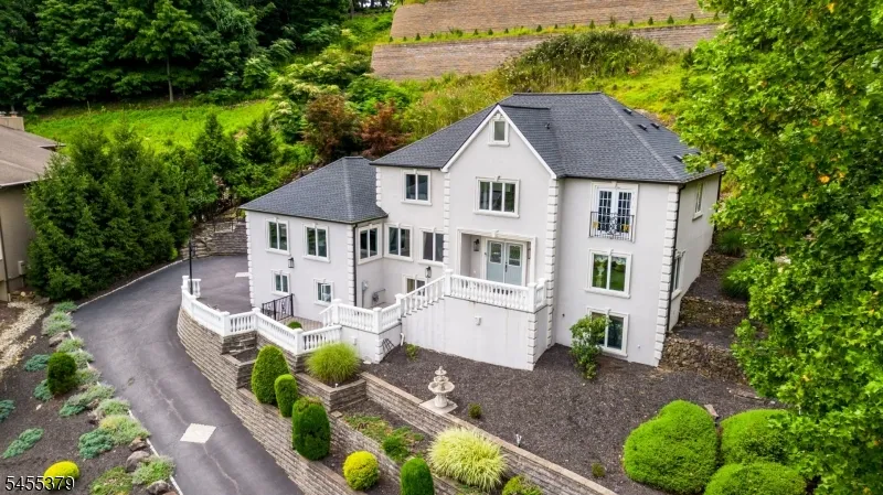 207 Eileen Dr Cedar Grove, NJ 07009