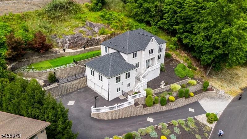 207 Eileen Dr Cedar Grove, NJ 07009