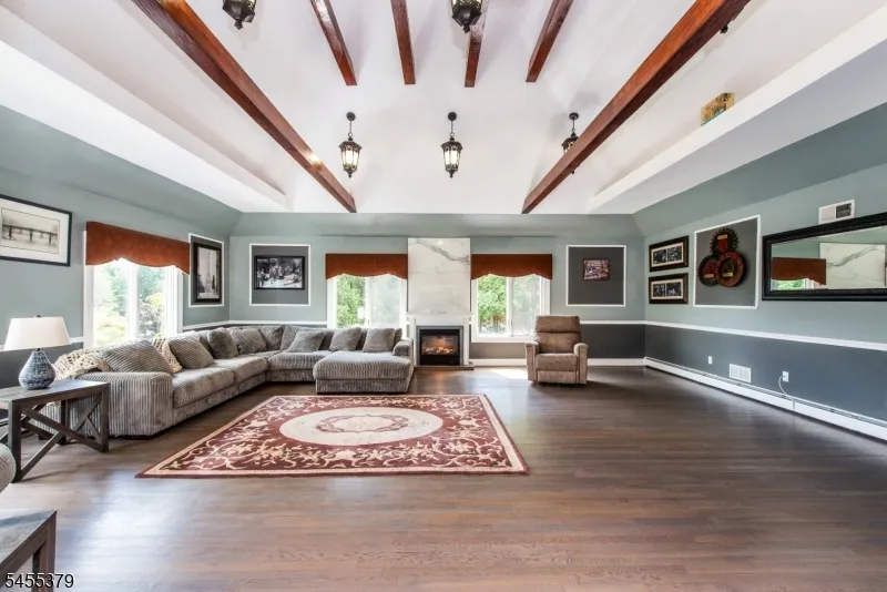 207 Eileen Dr Cedar Grove, NJ 07009