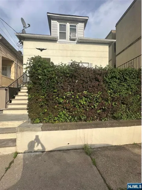 282 Macarthur Avenue 1