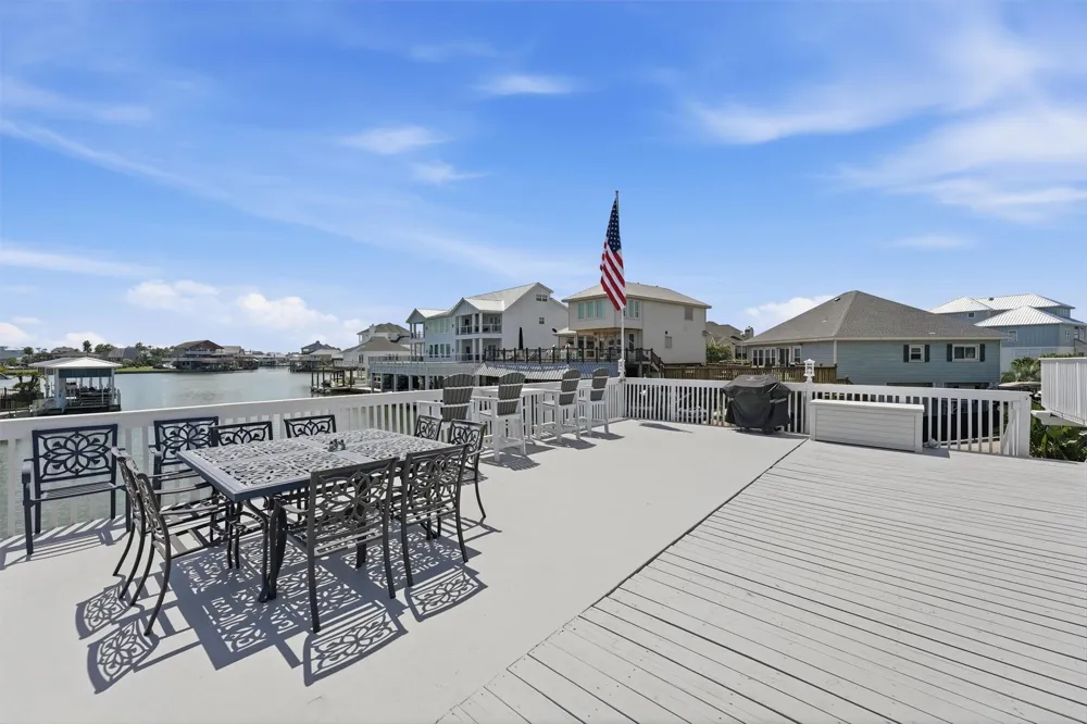 208 Coconut Street Tiki Island, TX 77554