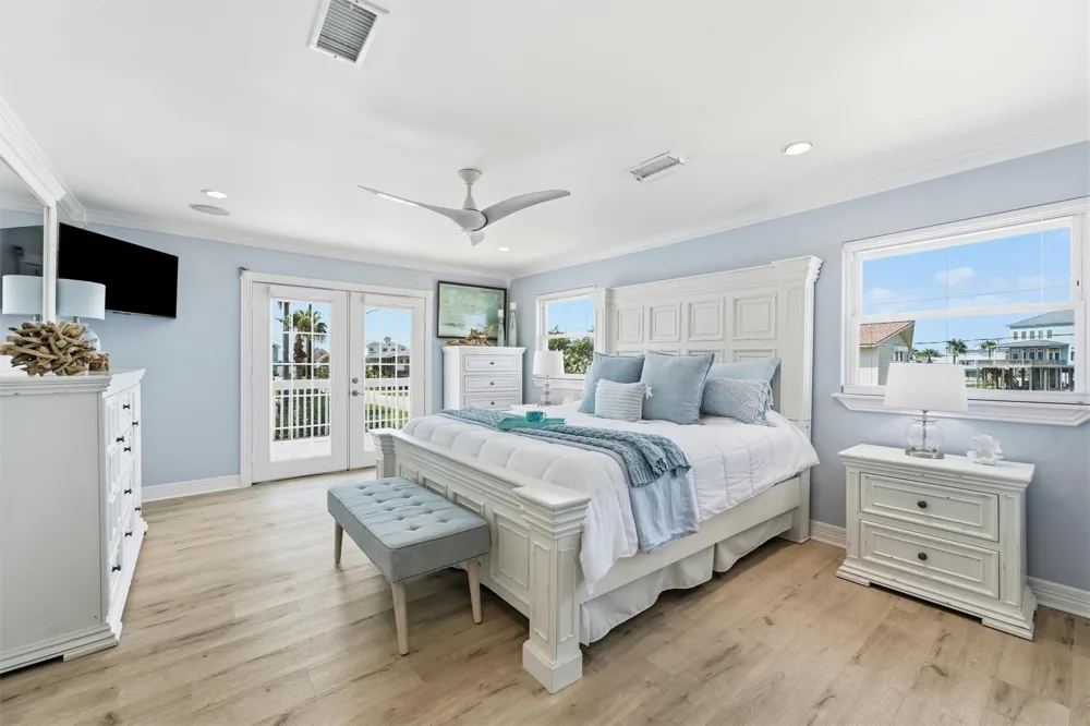 208 Coconut Street Tiki Island, TX 77554