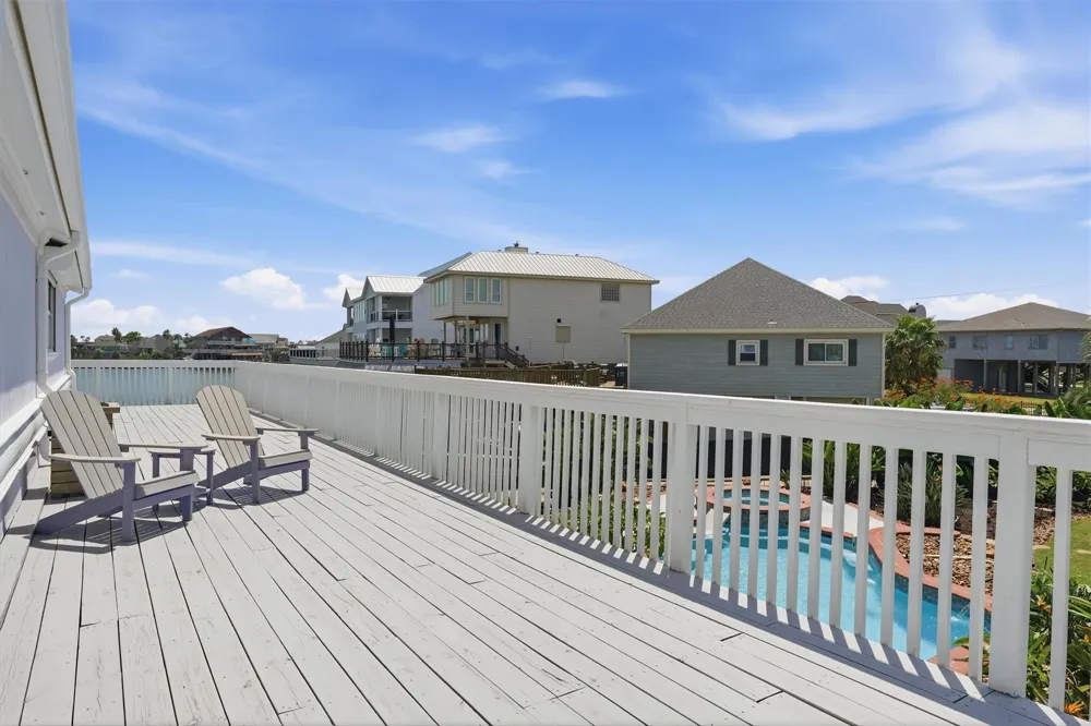 208 Coconut Street Tiki Island, TX 77554