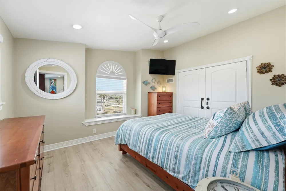 208 Coconut Street Tiki Island, TX 77554