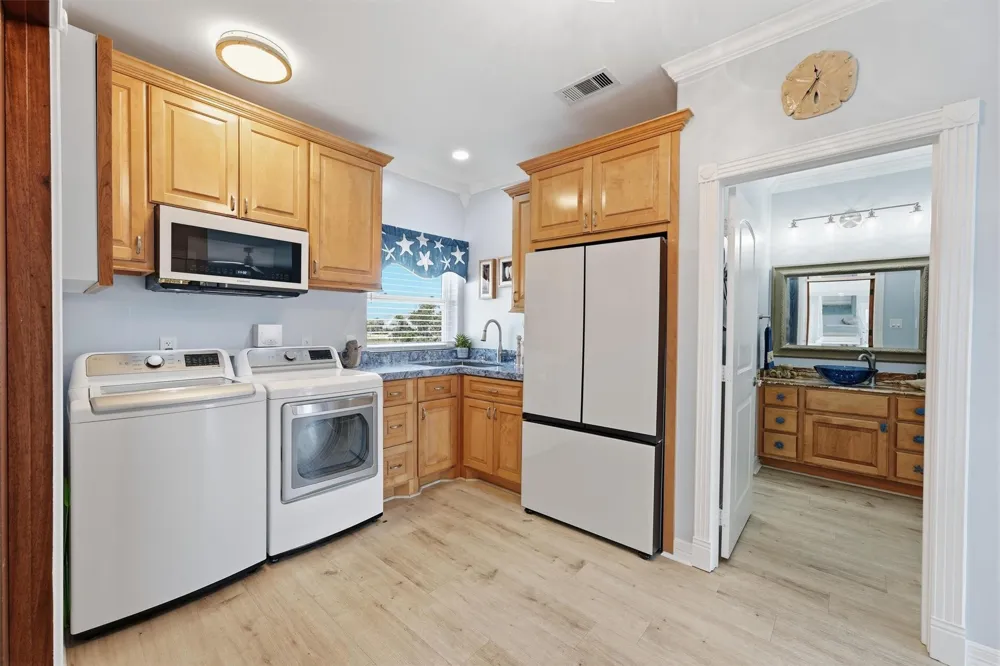 208 Coconut Street Tiki Island, TX 77554