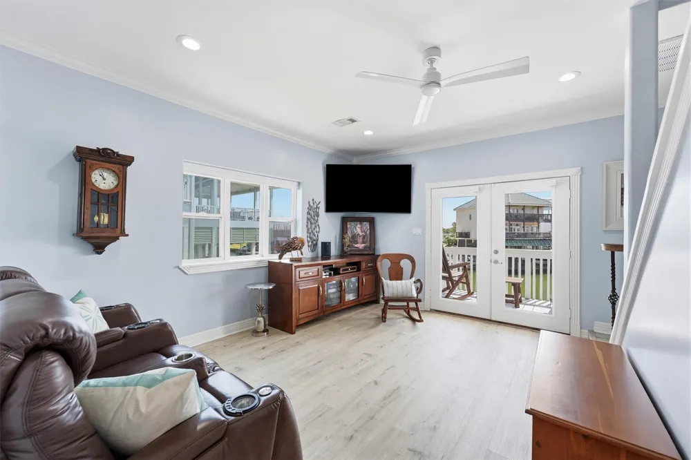 208 Coconut Street Tiki Island, TX 77554