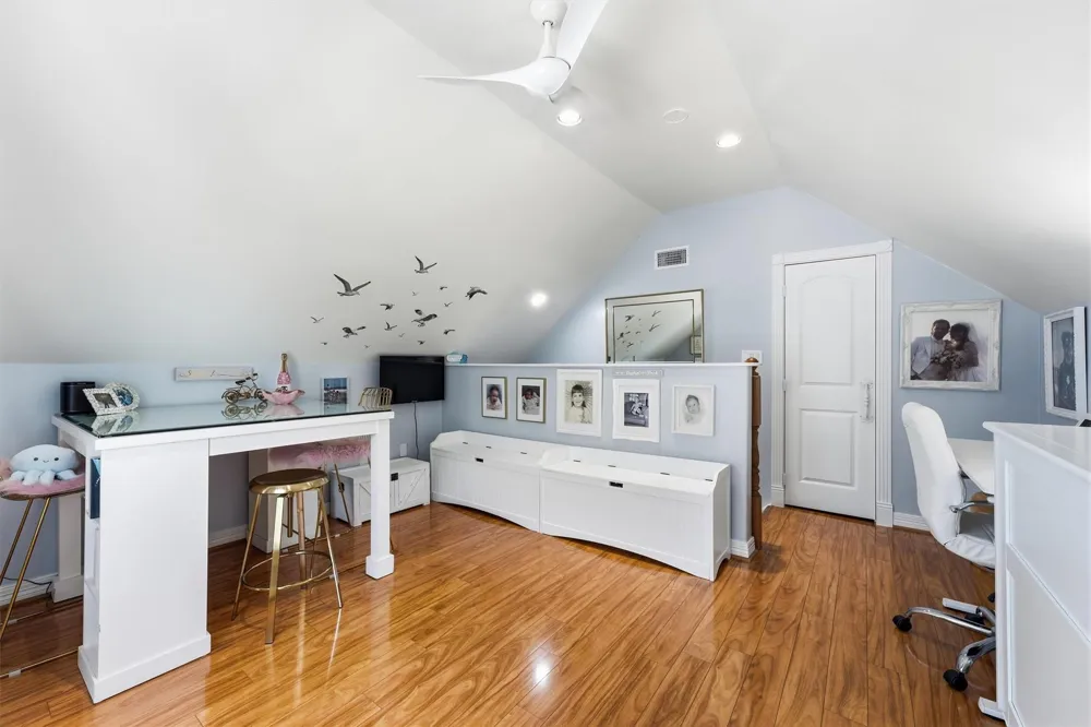 208 Coconut Street Tiki Island, TX 77554