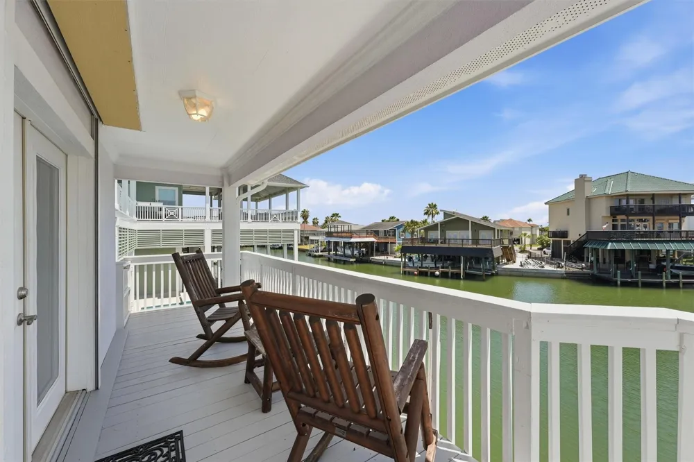 208 Coconut Street Tiki Island, TX 77554