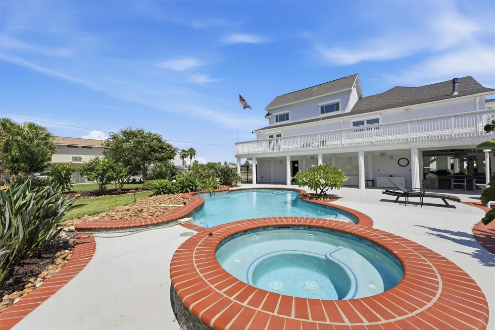 208 Coconut Street Tiki Island, TX 77554