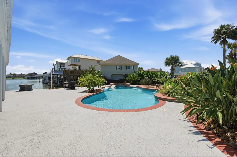 208 Coconut Street Tiki Island, TX 77554