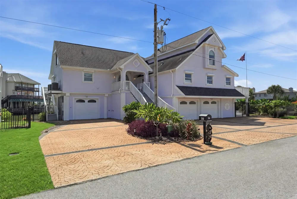 208 Coconut Street Tiki Island, TX 77554