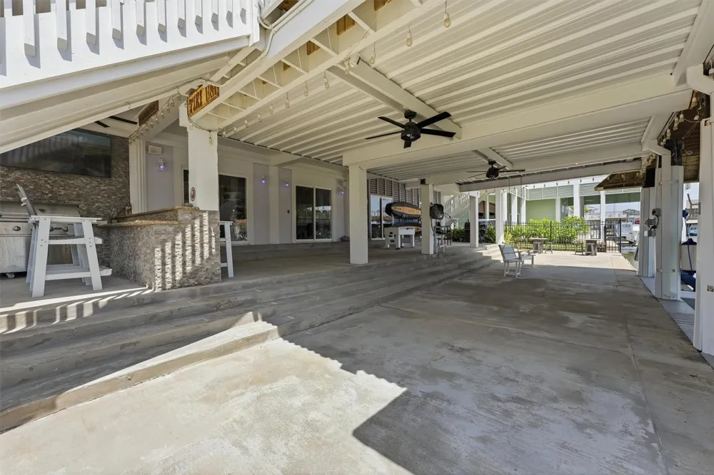 208 Coconut Street Tiki Island, TX 77554