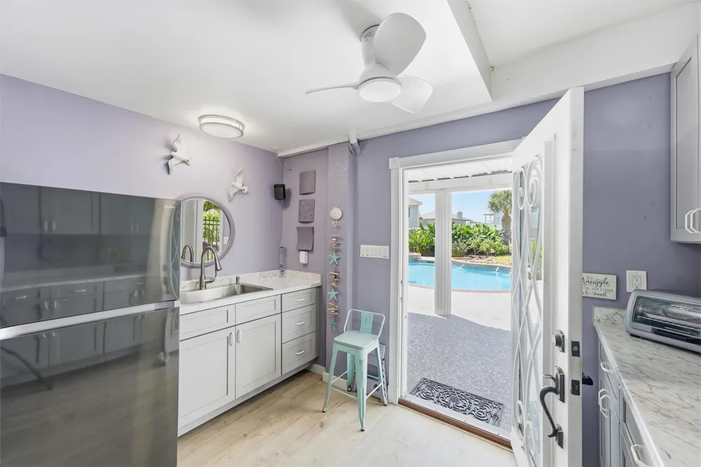 208 Coconut Street Tiki Island, TX 77554