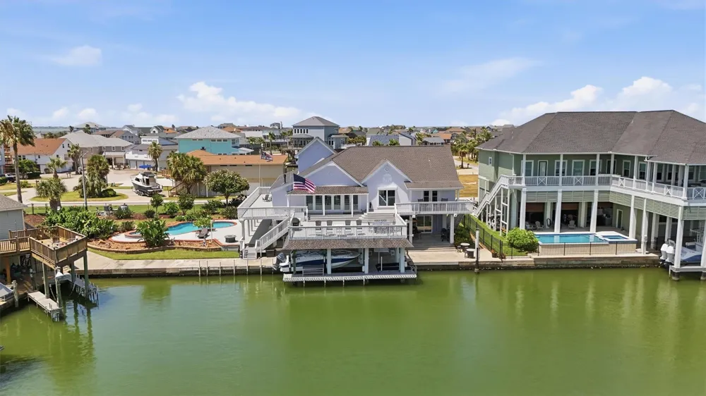 208 Coconut Street Tiki Island, TX 77554