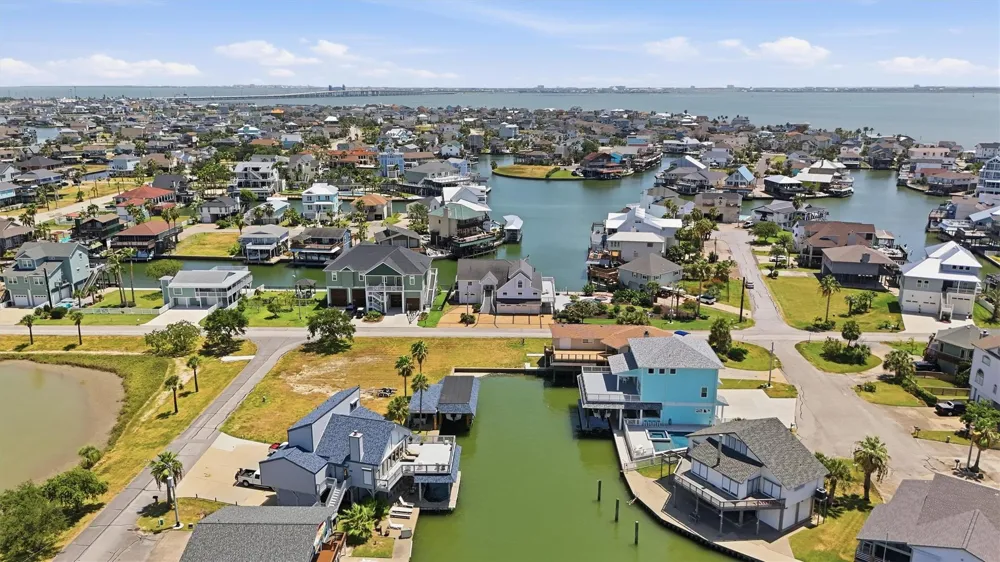 208 Coconut Street Tiki Island, TX 77554
