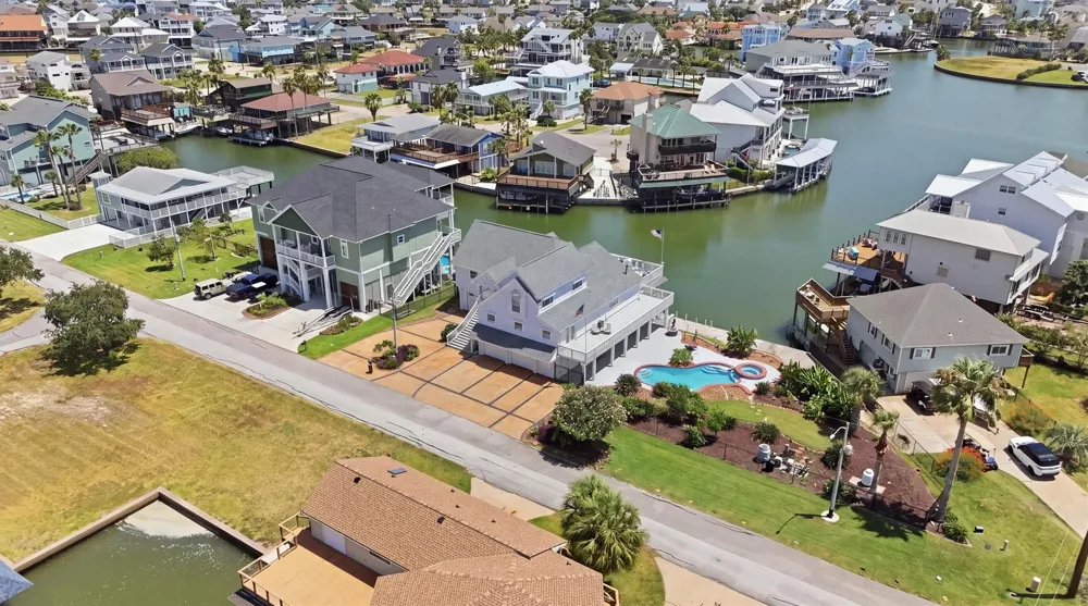 208 Coconut Street Tiki Island, TX 77554