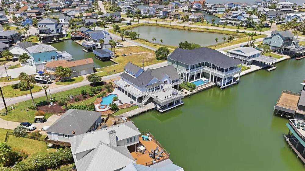 208 Coconut Street Tiki Island, TX 77554