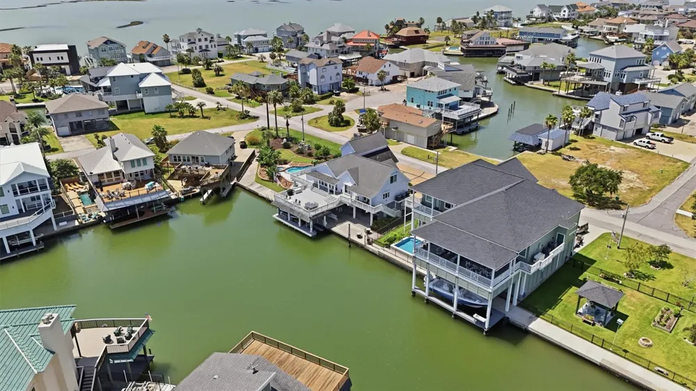 208 Coconut Street Tiki Island, TX 77554