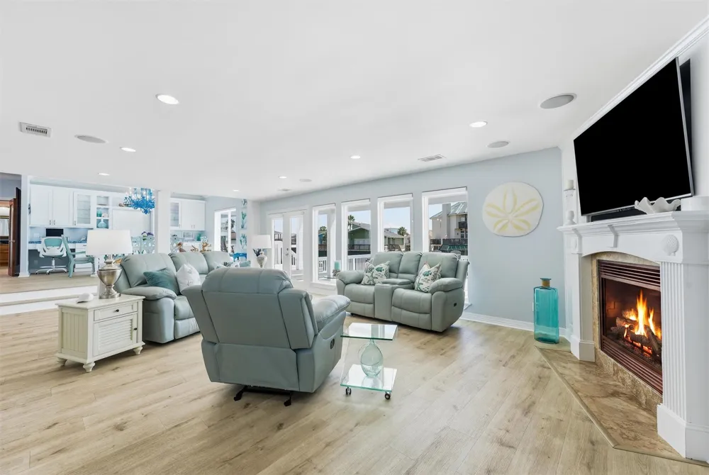 208 Coconut Street Tiki Island, TX 77554