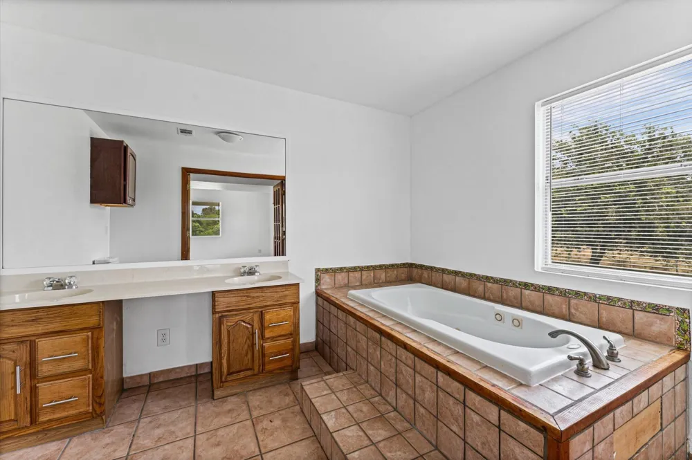 1214 E Oak Street Goliad, TX 77963