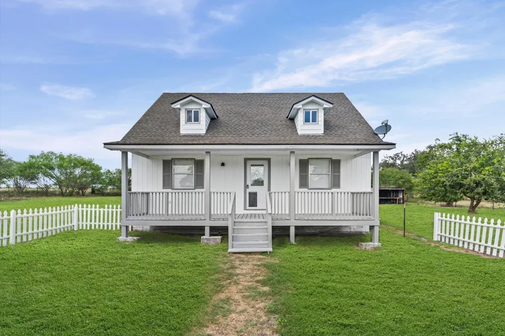 1214 E Oak Street Goliad, TX 77963
