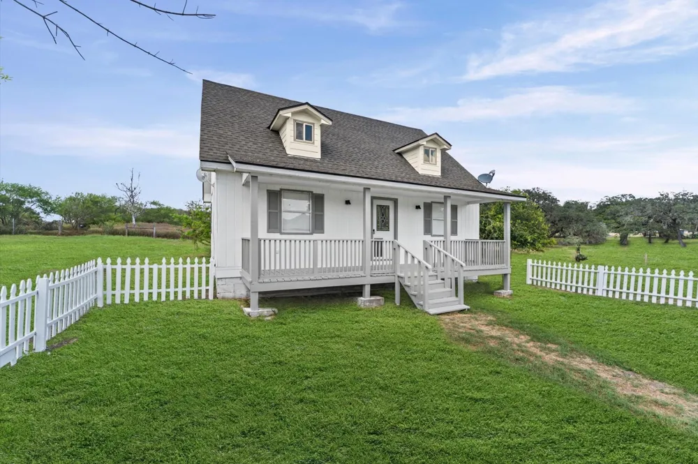 1214 E Oak Street Goliad, TX 77963