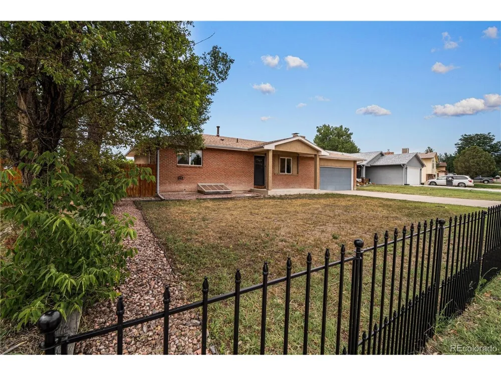 911 Candytuft Pueblo, CO 81001