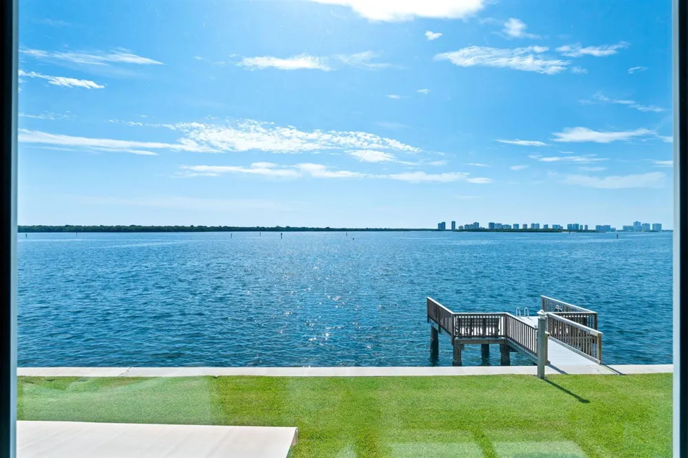 52 YACHT CLUB DRIVE #204 North Palm Beach, FL 33408