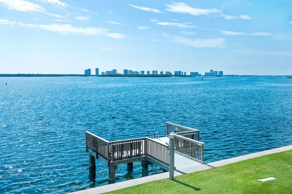 52 YACHT CLUB DRIVE #204 North Palm Beach, FL 33408