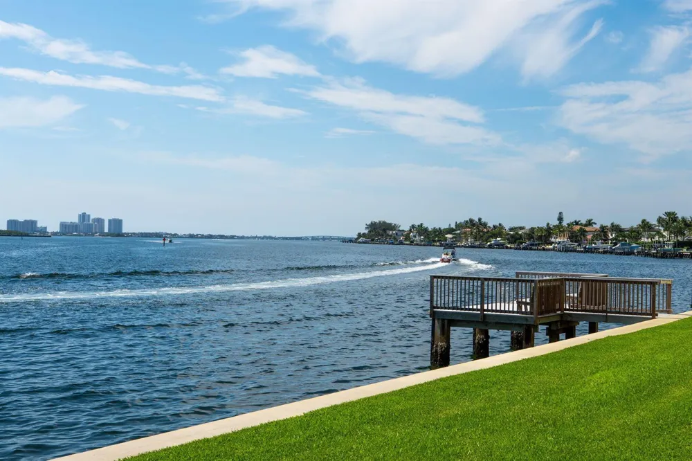 52 YACHT CLUB DRIVE #204 North Palm Beach, FL 33408