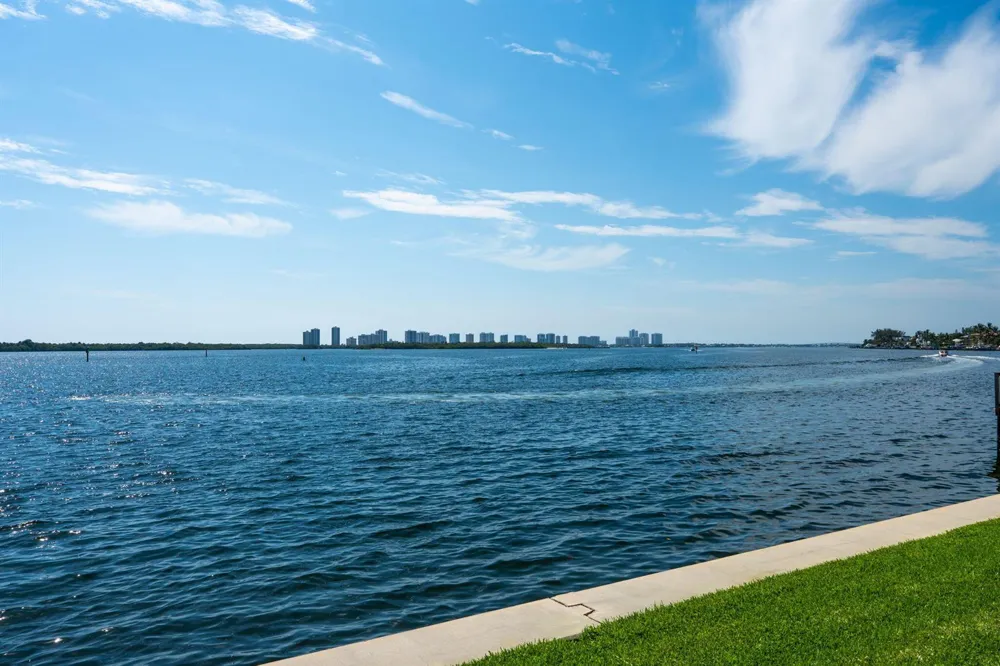 52 YACHT CLUB DRIVE #204 North Palm Beach, FL 33408
