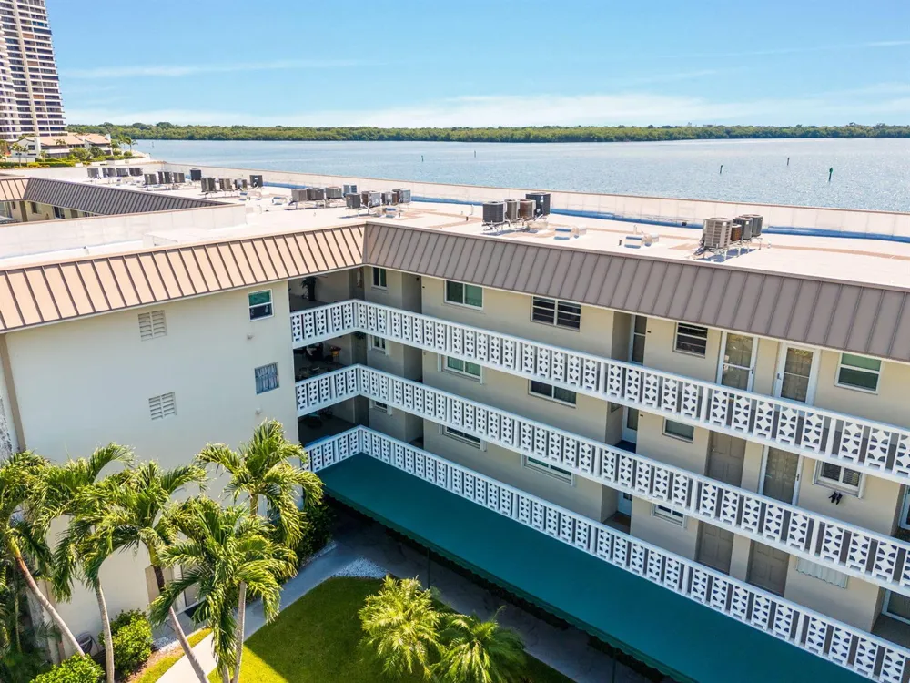 52 YACHT CLUB DRIVE #204 North Palm Beach, FL 33408