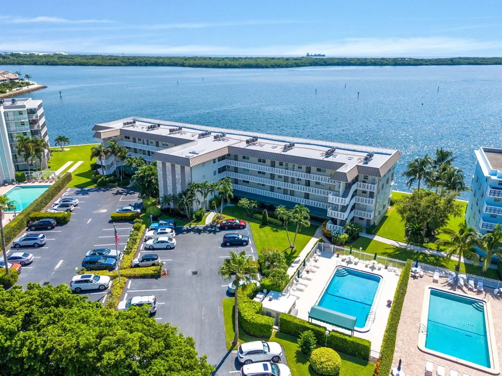 52 YACHT CLUB DRIVE #204 North Palm Beach, FL 33408