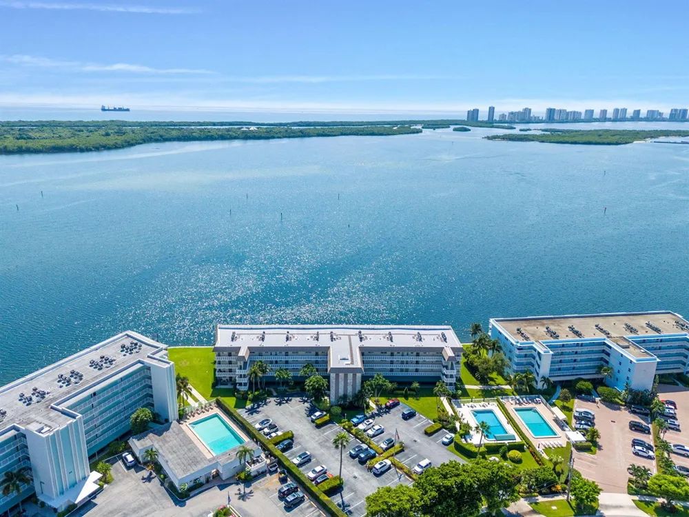 52 YACHT CLUB DRIVE #204 North Palm Beach, FL 33408
