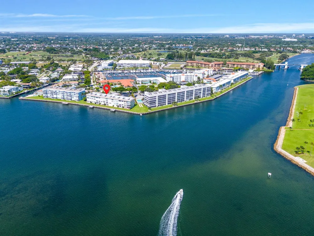52 YACHT CLUB DRIVE #204 North Palm Beach, FL 33408