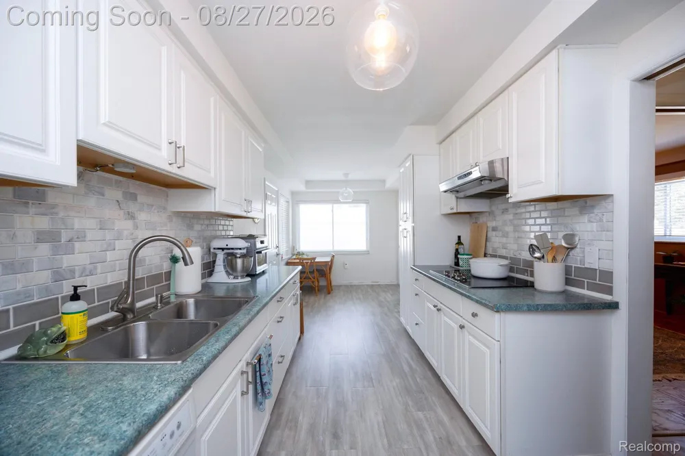 15210 Oakwood Drive Oak Park City, MI 48237