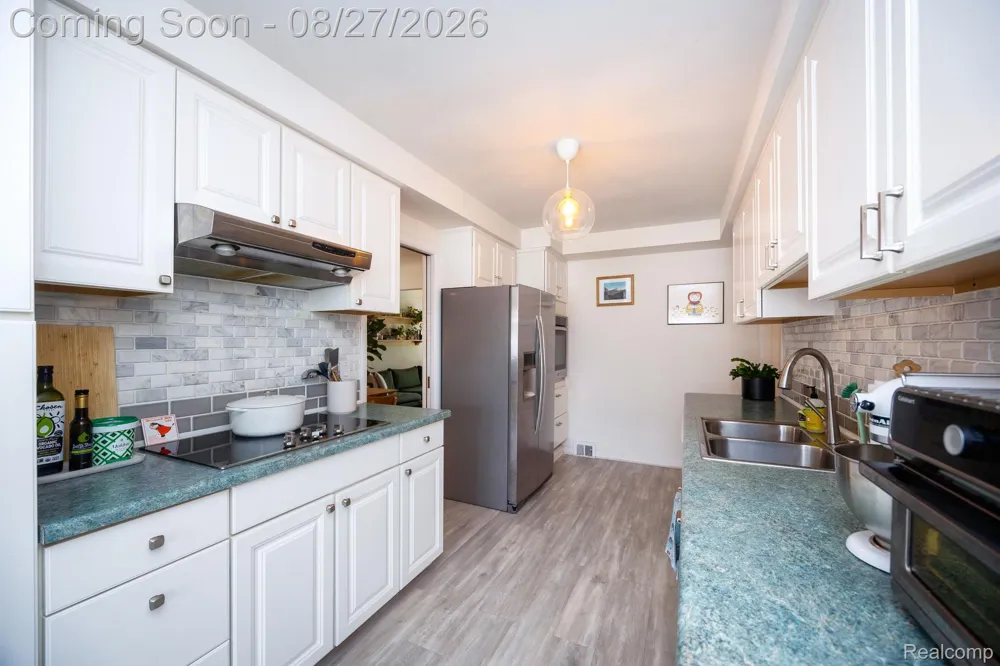 15210 Oakwood Drive Oak Park City, MI 48237