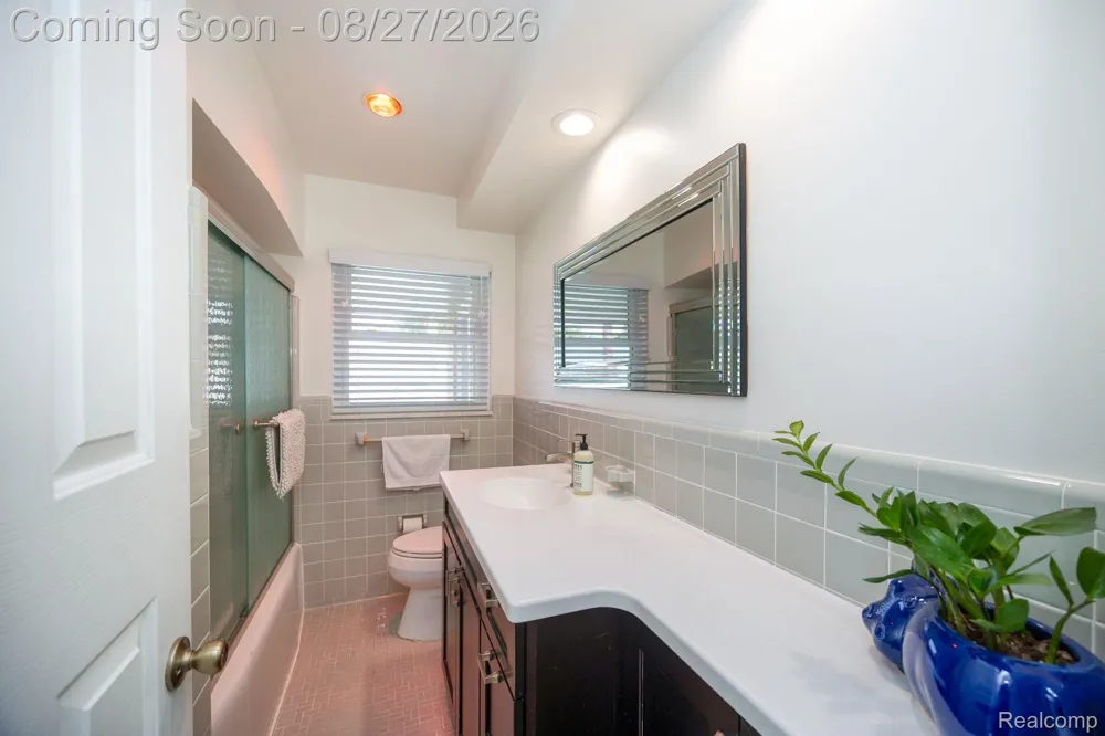15210 Oakwood Drive Oak Park City, MI 48237