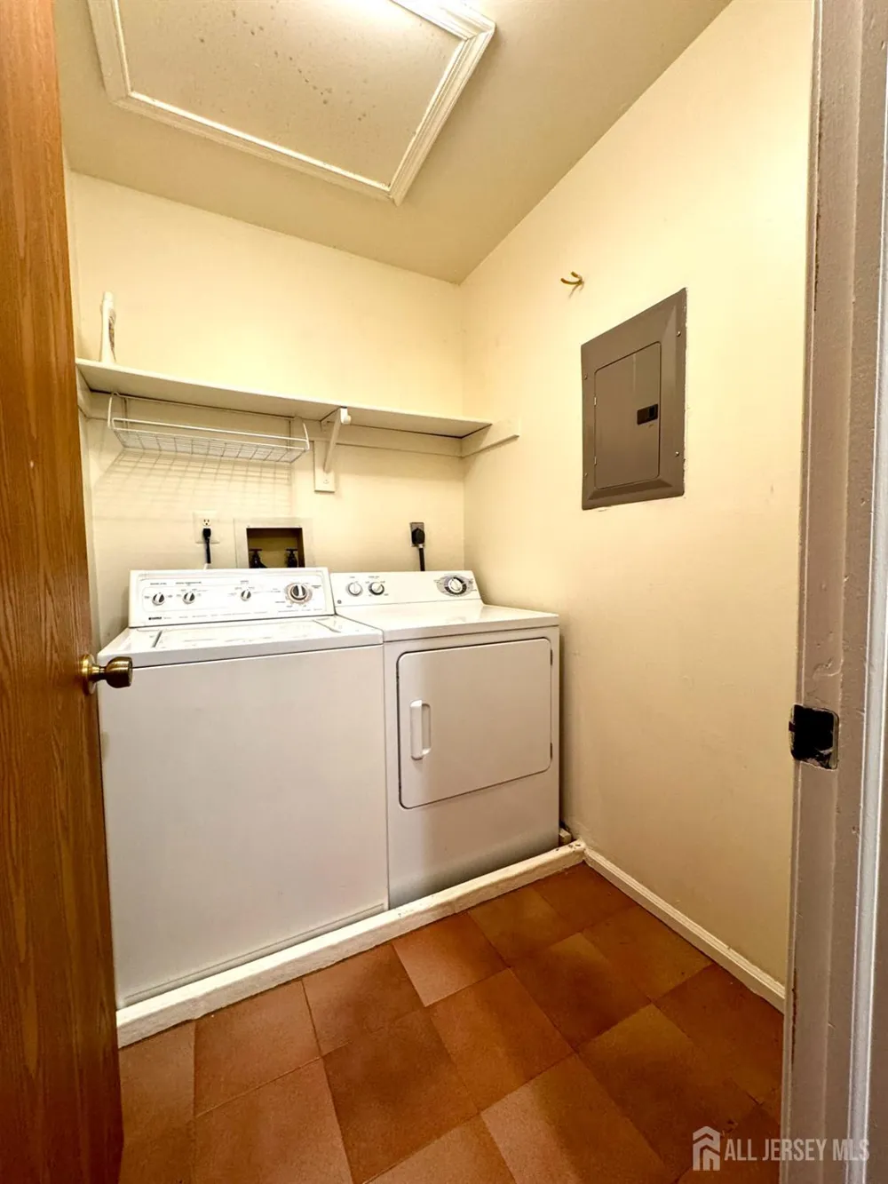 2703 Deerfield Drive Edison, NJ 08820