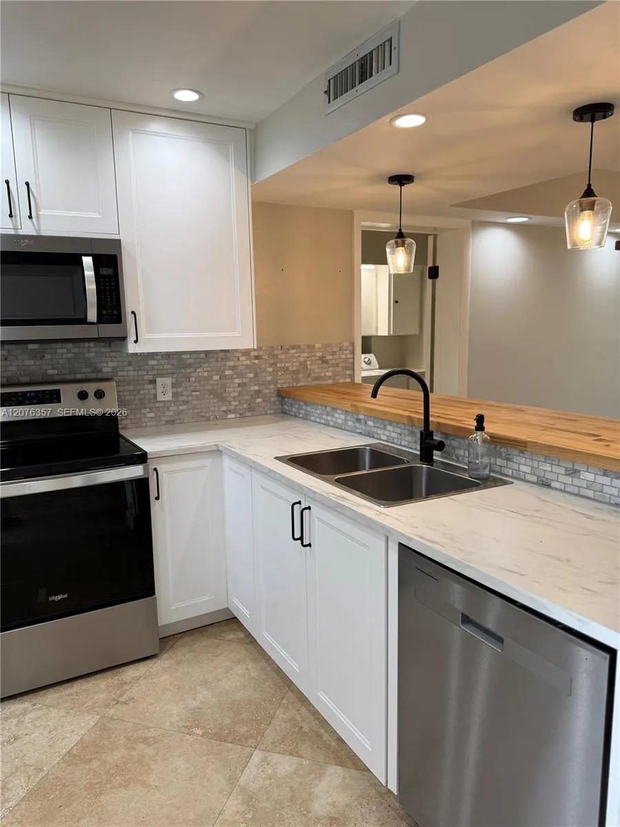 1520 Whitehall Dr #206 Davie, FL 33324