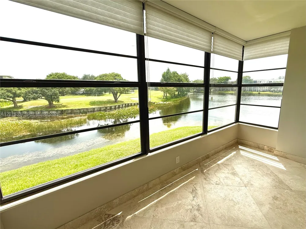 1520 Whitehall Dr #206 Davie, FL 33324