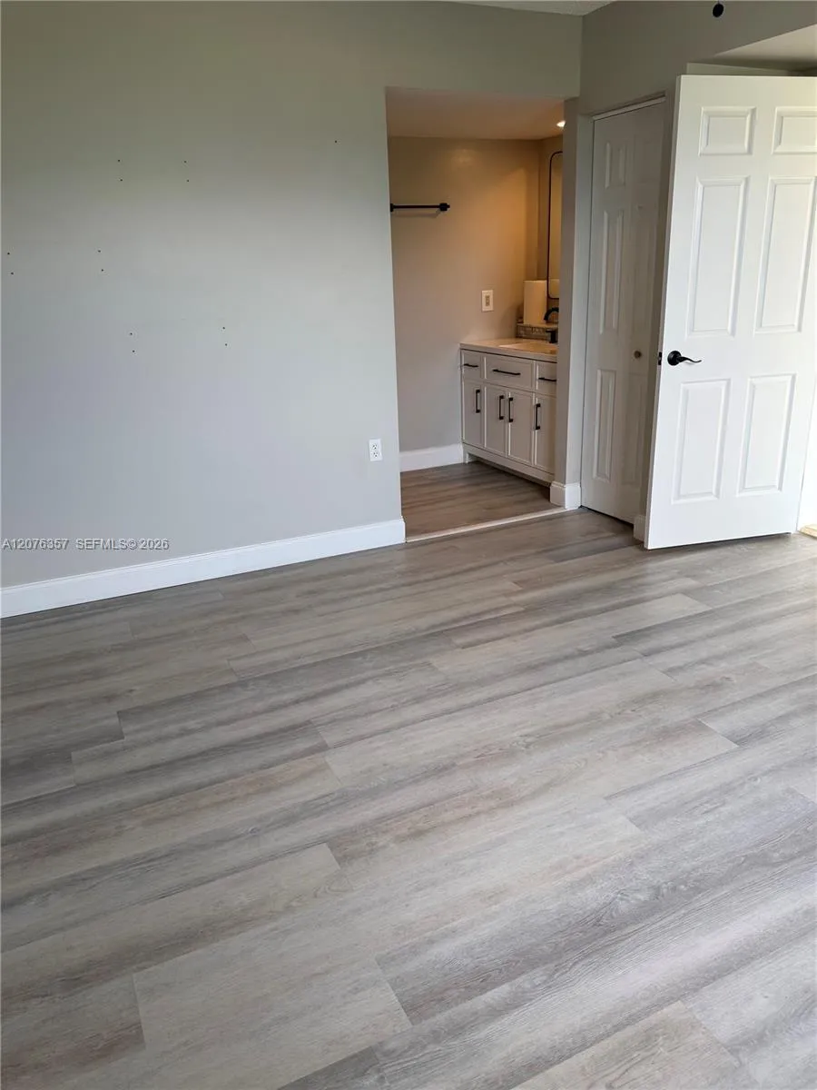 1520 Whitehall Dr #206 Davie, FL 33324